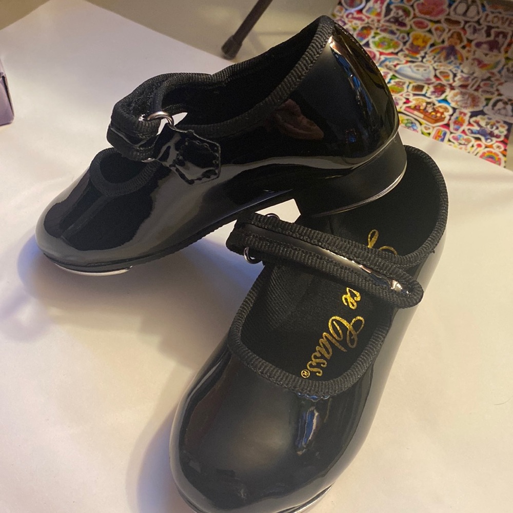 Tap shoes , shiny black , toddler 7
